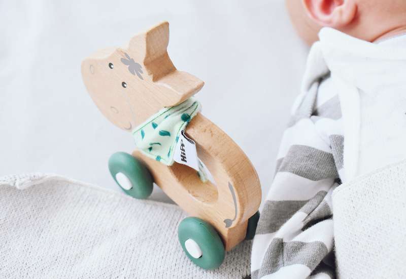 Spielzeug aus Holz für Babys
