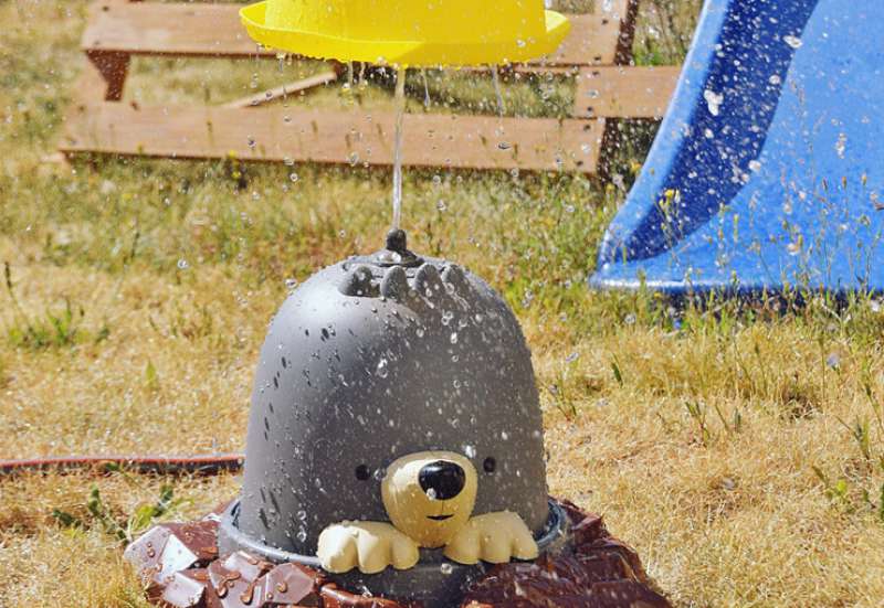 Spielen mit Wasser im Garten